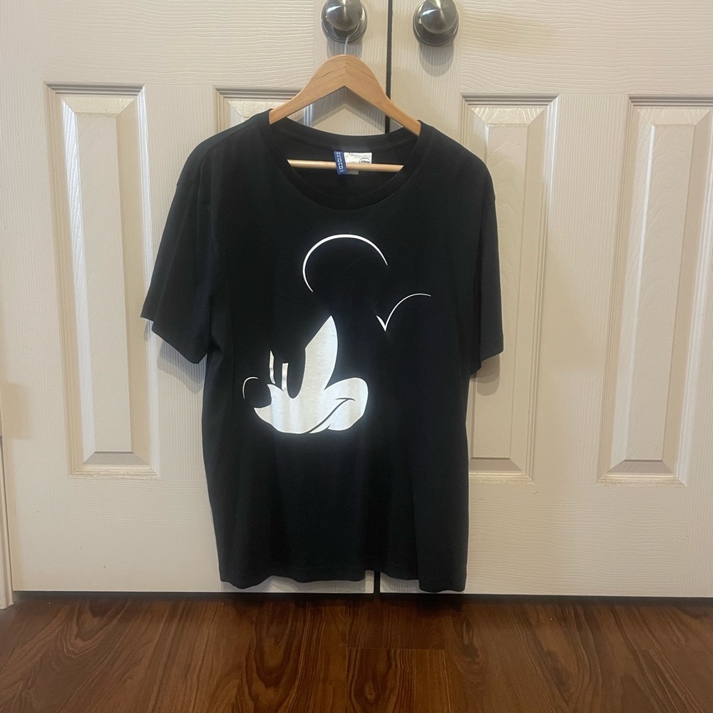 Size L use H&M Disney Mickey Mouse shirt